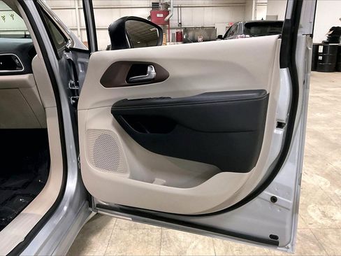 Used 2024 Chrysler Voyager LX image 22