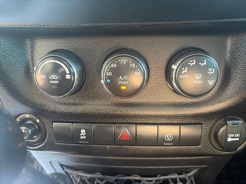 Used 2017 Jeep Wrangler Unlimited Sahara w/ Connectivity Group AWD/4WD image 17
