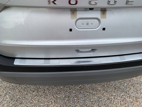 Used 2023 Nissan Rogue SV image 9