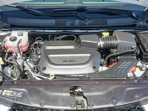 Used 2024 Chrysler Pacifica Touring-L image 23