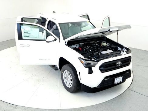 Used 2025 Toyota Tacoma SR5 AWD/4WD image 17