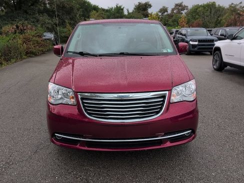 Used 2014 Chrysler Town & Country Touring w/ Driver Convenience Group FWD image 2