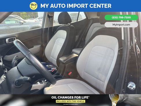 Used 2025 Hyundai Venue SEL FWD image 7