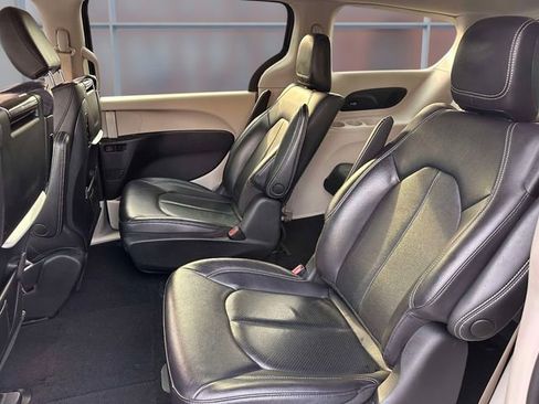 Used 2022 Chrysler Pacifica Touring-L w/ Uconnect Theater Family Group FWD image 17