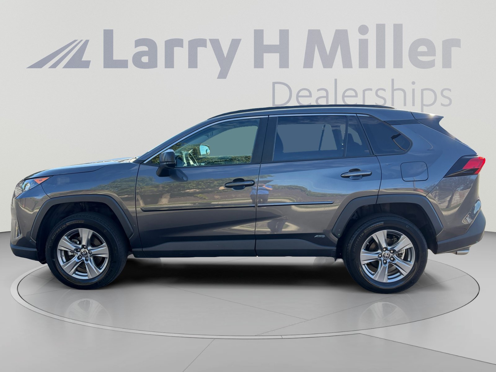 Used 2022 Toyota RAV4 LE AWD/4WD image 2