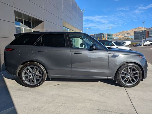 Used 2025 Land Rover Range Rover Sport SE image 5