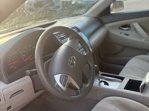 Used 2010 Toyota Camry LE image 2