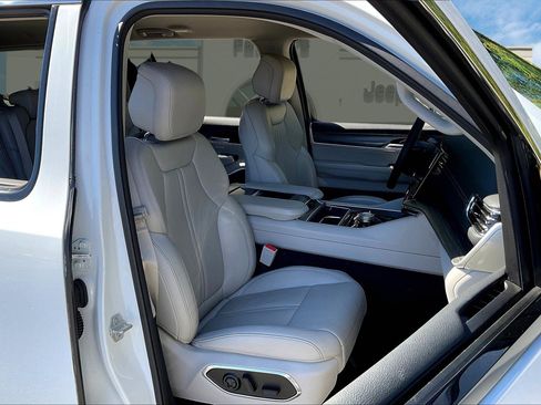 Used 2024 Jeep Wagoneer Series II w/ Flexible Seating Group image 7