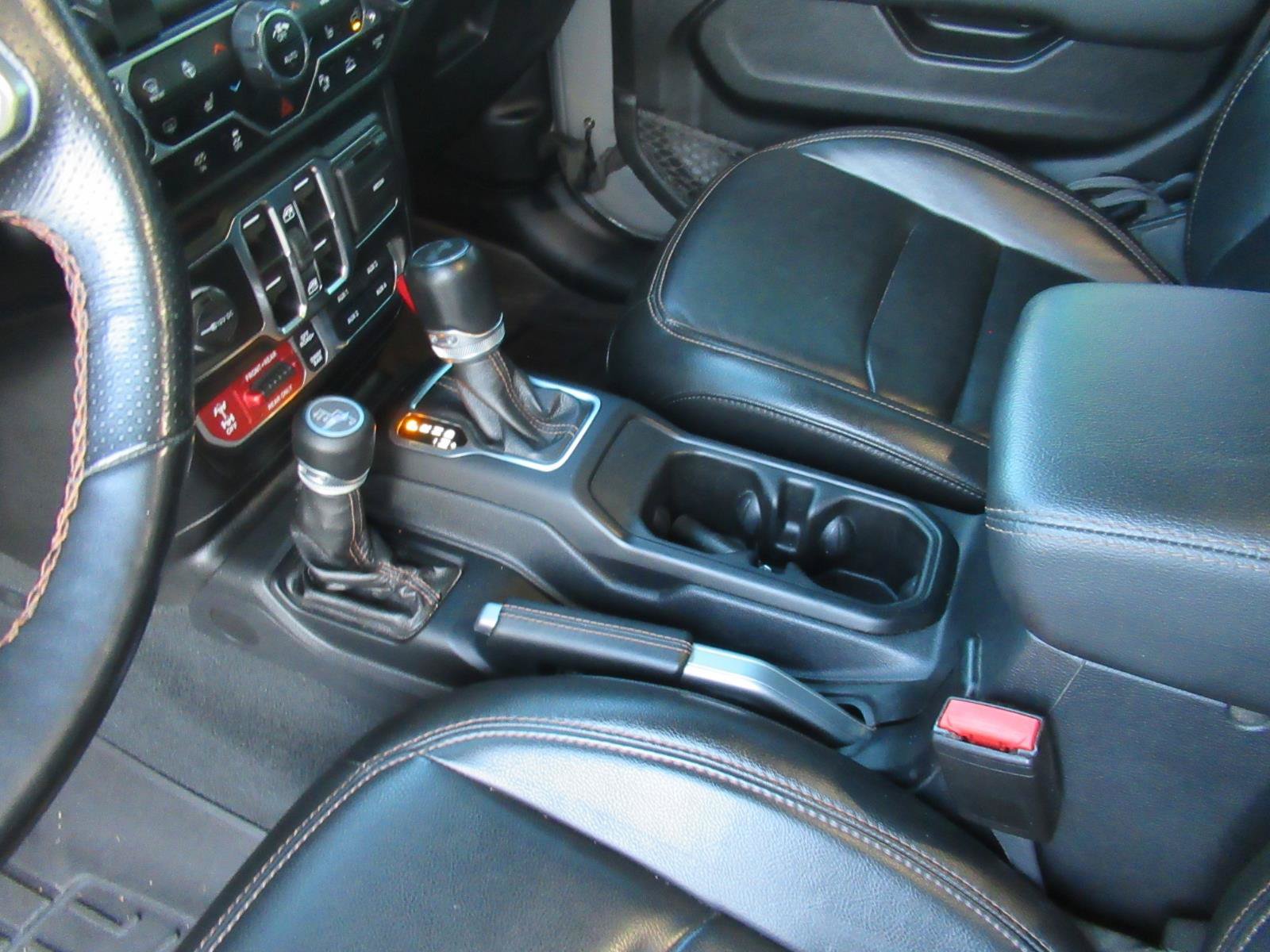 Used 2022 Jeep Wrangler Unlimited Rubicon w/ Dual Top Group AWD/4WD image 17