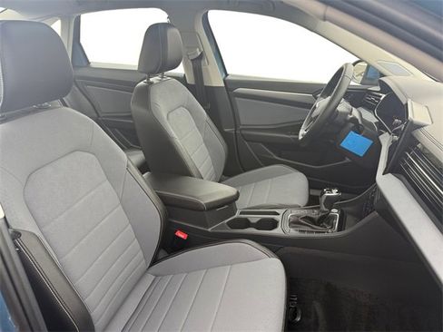 Used 2025 Volkswagen Jetta SE w/ Sunroof Package image 17