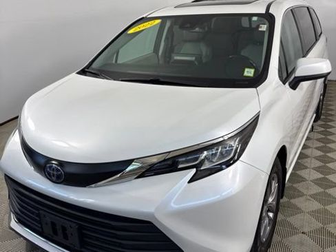 Used 2022 Toyota Sienna XLE FWD image 3