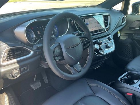 New 2026 Chrysler Pacifica Select image 6