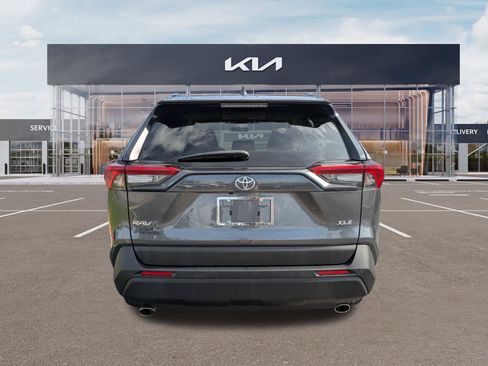 Used 2022 Toyota RAV4 XLE w/ Convenience Package FWD image 5