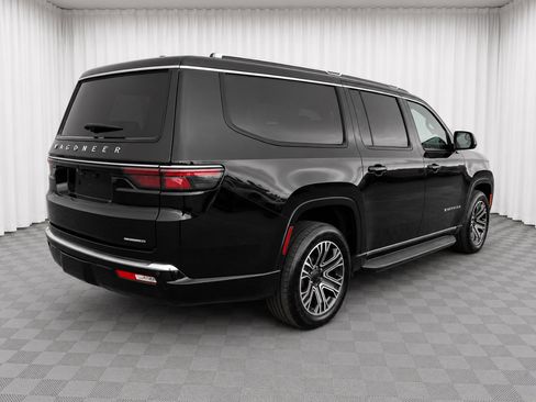 Used 2024 Jeep Wagoneer L Series II RWD image 3