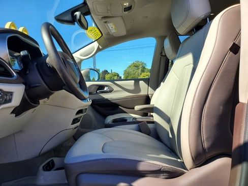 Certified 2018 Chrysler Pacifica Touring-L Plus image 4