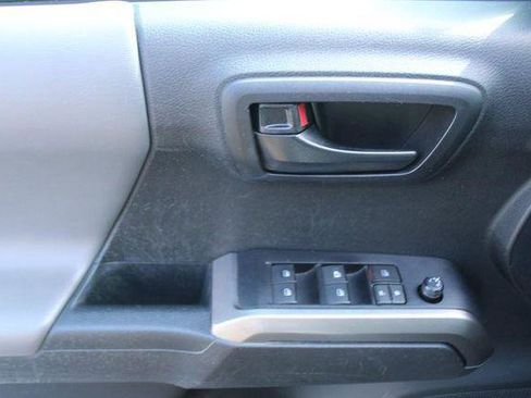 Certified 2022 Toyota Tacoma SR5 AWD/4WD image 15