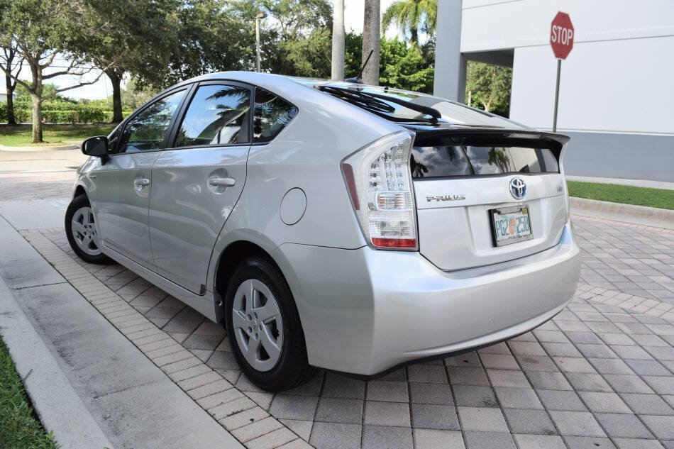 Used 2010 Toyota Prius Two w/ Preferred Accessory Pkg FWD image 5
