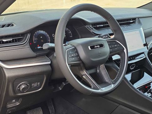 New 2026 Jeep Grand Cherokee Altitude image 2