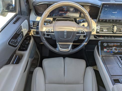 Used 2022 Lincoln Navigator Reserve image 16