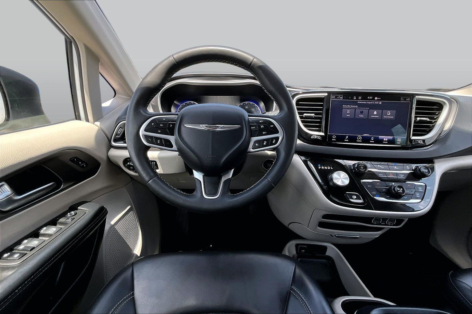 Used 2023 Chrysler Pacifica Touring-L FWD image 5
