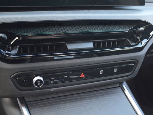 Used 2025 BMW 330i Sedan w/ Convenience Package image 22