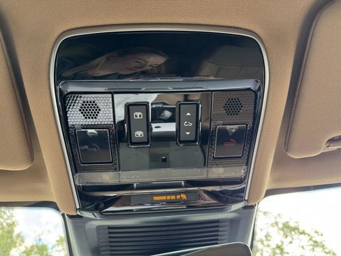 Used 2025 Land Rover Range Rover SE image 12