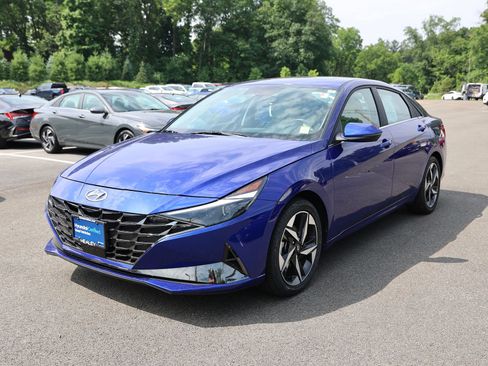 Certified 2023 Hyundai Elantra Limited w/ Cargo Package FWD image 3