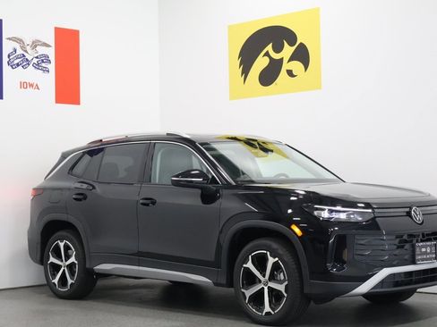 New 2025 Volkswagen Tiguan SE image 1