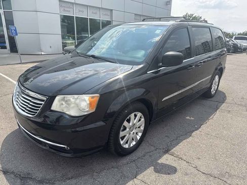 Used 2014 Chrysler Town & Country Touring FWD image 2