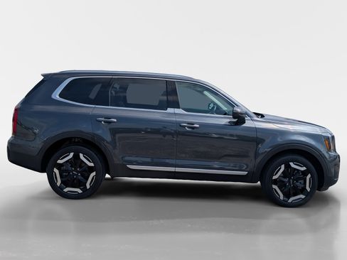 Used 2024 Kia Telluride S FWD image 3