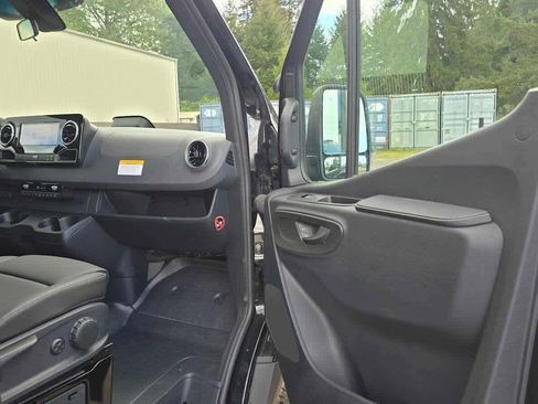 Used 2025 Mercedes-Benz Sprinter 2500 image 10