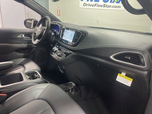 New 2026 Chrysler Pacifica Select image 24