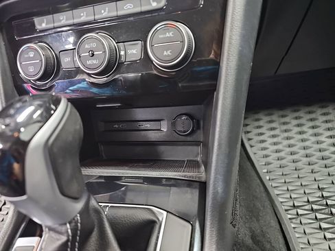 Used 2024 Volkswagen Taos SE w/ MDO Package image 20