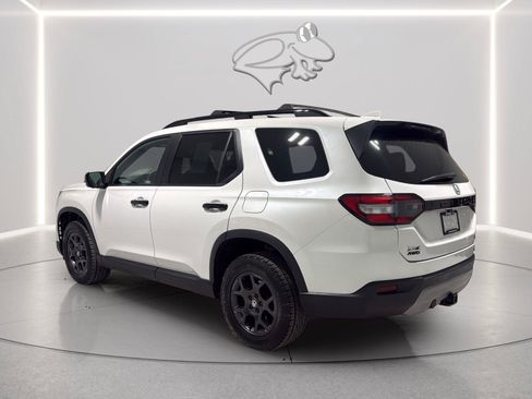 Used 2025 Honda Pilot TrailSport image 3