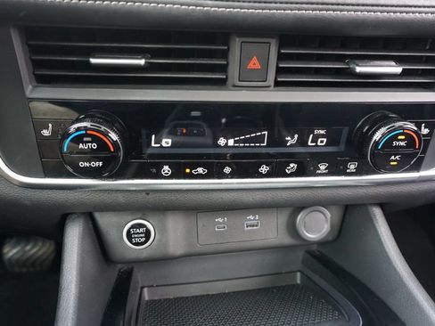Used 2023 Nissan Rogue SV w/ SV Premium B Package FWD image 11