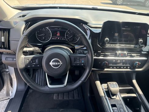 Used 2025 Nissan Pathfinder SV AWD/4WD image 15