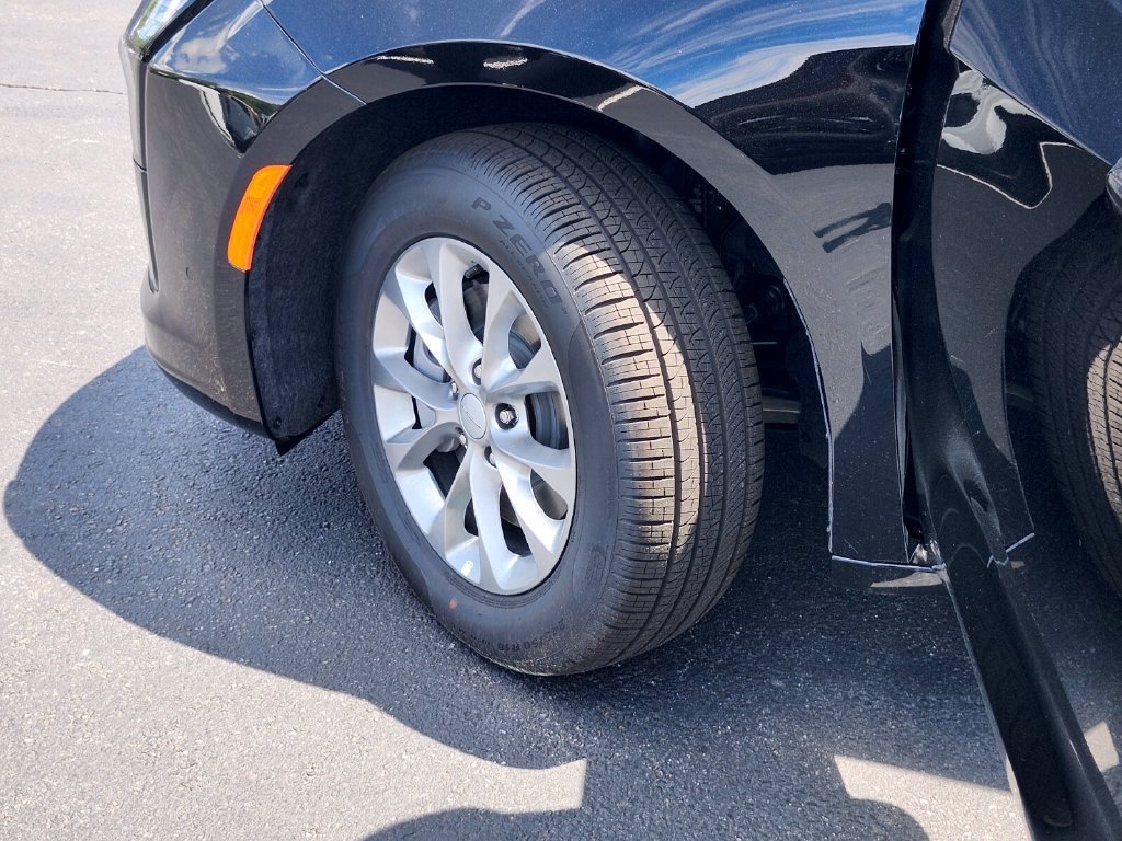 New 2027 Chrysler Pacifica Select AWD/4WD image 36