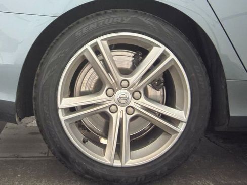 Used 2018 Volvo S90 T5 Momentum w/ Convenience Package image 3