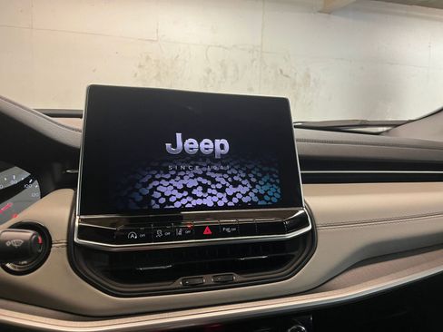 Used 2025 Jeep Compass Limited image 20