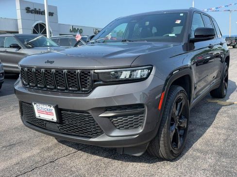 Used 2024 Jeep Grand Cherokee Altitude AWD/4WD image 9