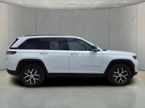 Used 2024 Jeep Grand Cherokee Limited AWD/4WD image 2