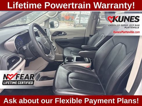 Used 2024 Chrysler Pacifica Touring-L image 12