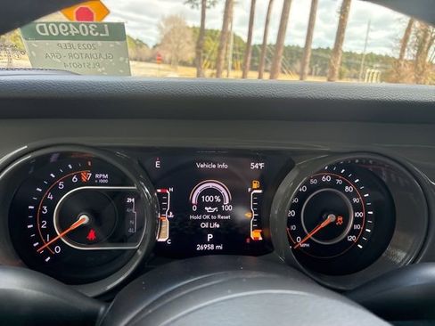 Used 2023 Jeep Gladiator Sport image 31