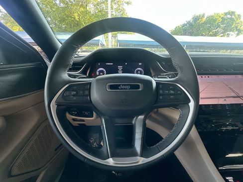 Used 2023 Jeep Grand Cherokee L Limited AWD/4WD image 15