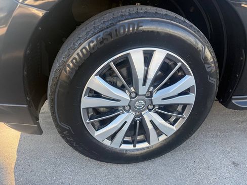 Used 2019 Nissan Pathfinder SL FWD image 11