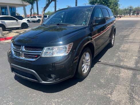Used 2019 Dodge Journey SE FWD image 1