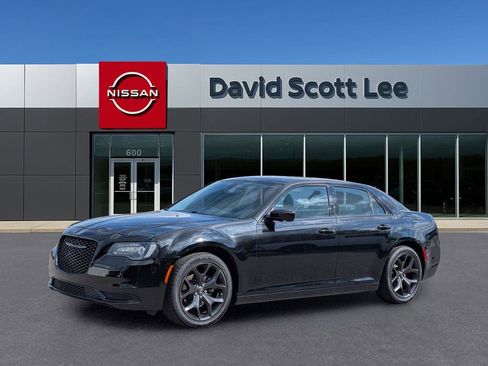 Used 2023 Chrysler 300 Touring w/ Sport Appearance Package image 7