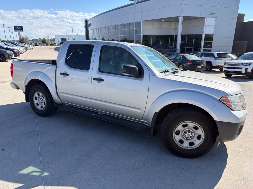 Used 2018 Nissan Frontier SV RWD image 2