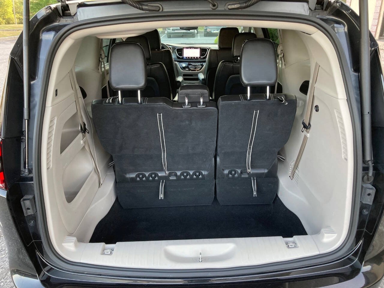 Used 2023 Chrysler Pacifica Touring-L FWD image 15