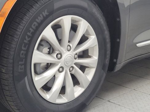 Used 2018 Chrysler Pacifica Touring-L FWD image 31